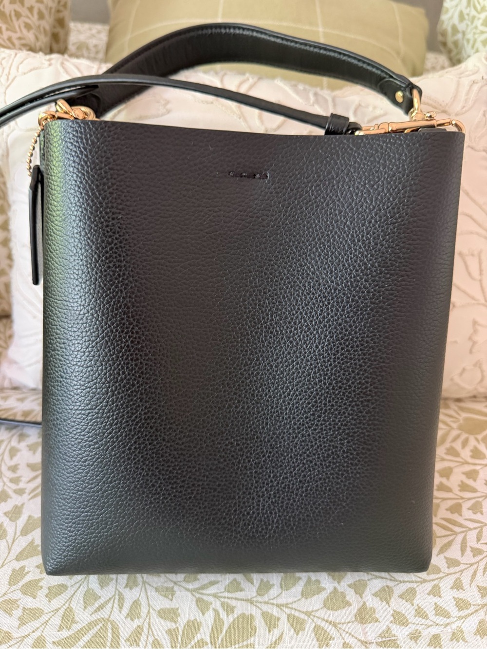 COACH Black Leather Crossbody Bucket Bag with Gold Hardware - Mollie Bucket 22 - Picture 5 of 8